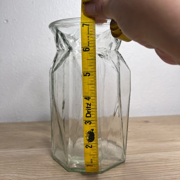 Beautiful Glass Vase - Picture 2 of 6